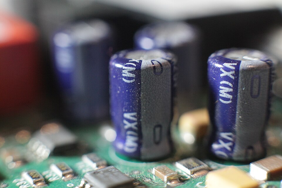 Capacitores electrolíticos reales montados en placa