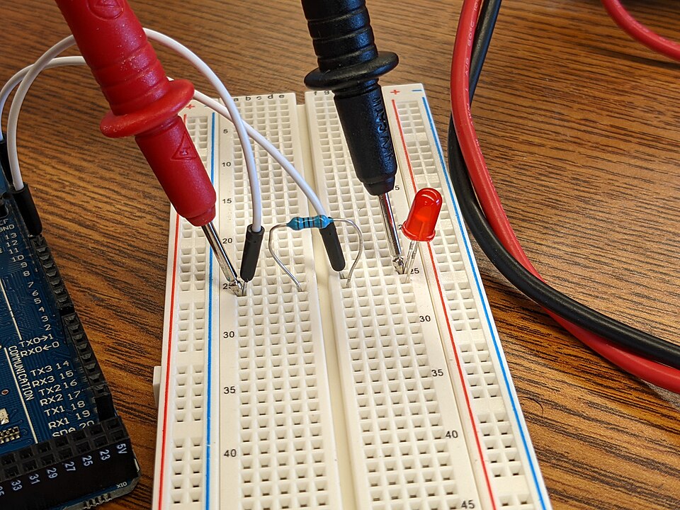 Sondas de multímetro sobre una protoboard real