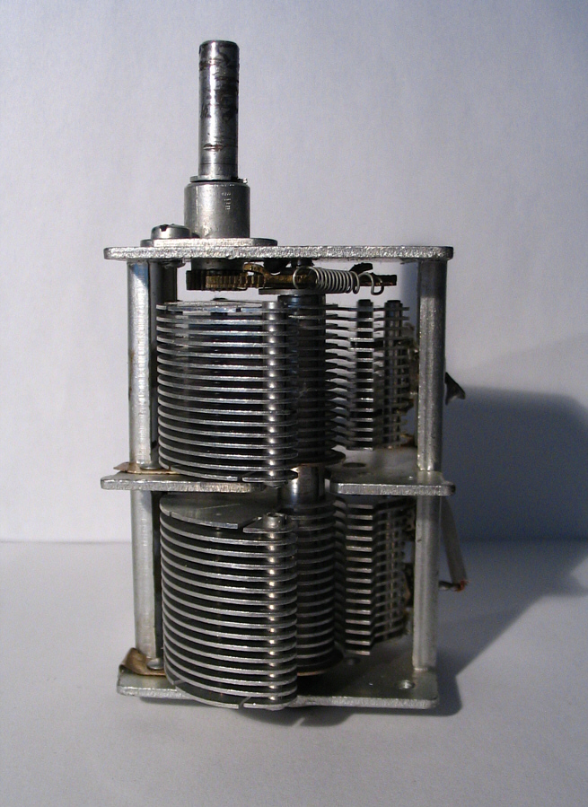 Capacitor variable de aire real: placas paralelas con dieléctrico aire